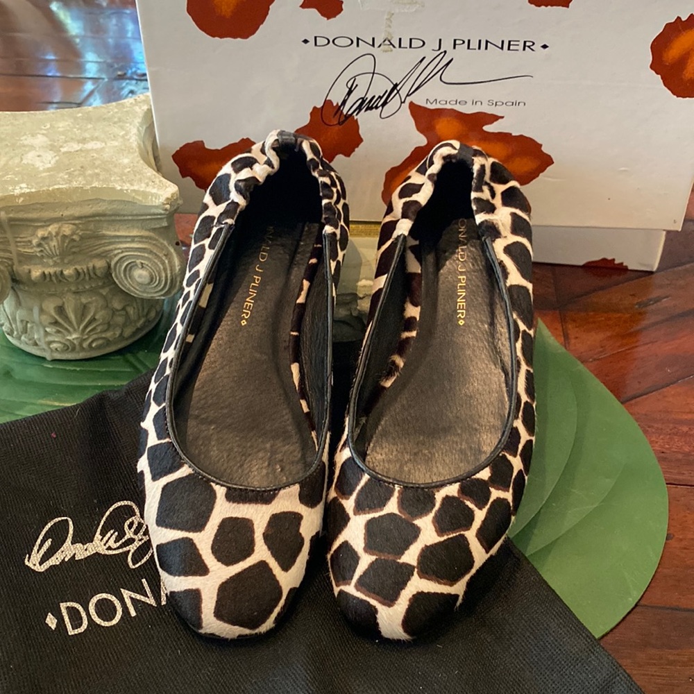 Donal Pliner—Hair on giraffe print flat 7.5